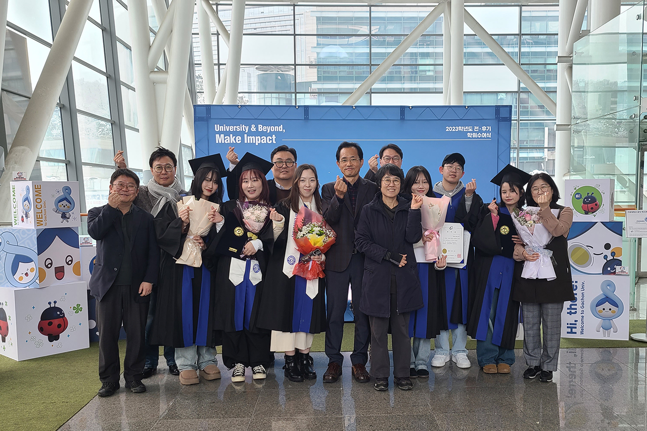 1회졸업생들과 함께 기념촬영