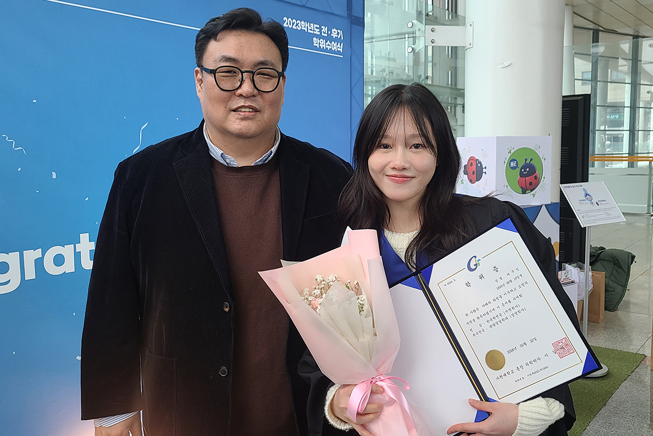 교수님과 함께 기념촬영
