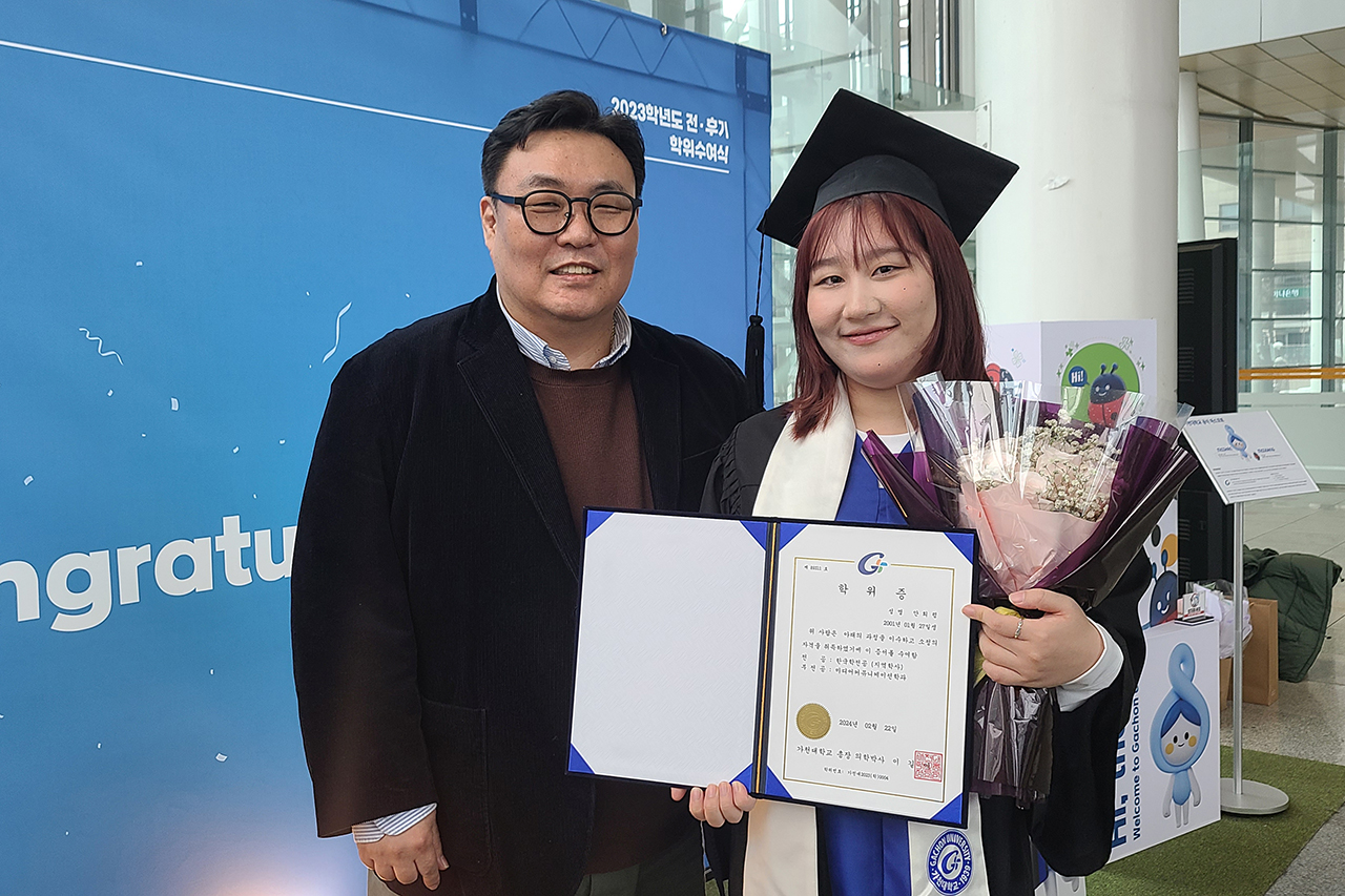 교수님과 함께 기념촬영