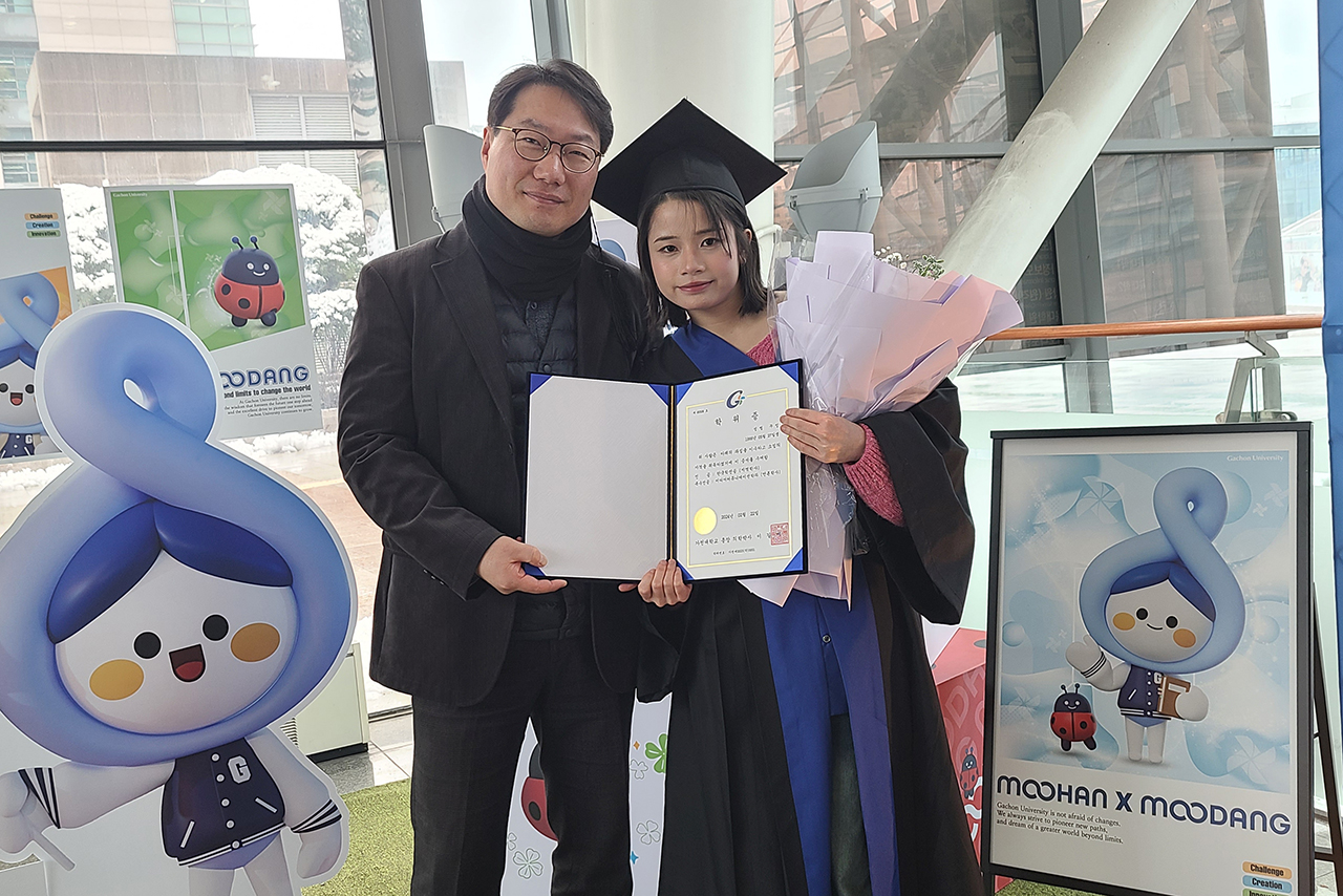 교수님과 함께 기념촬영