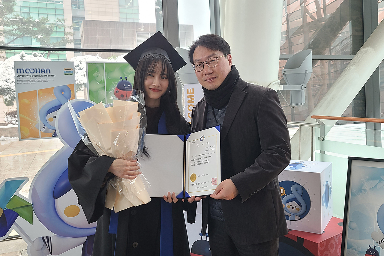 교수님과 함께 기념촬영