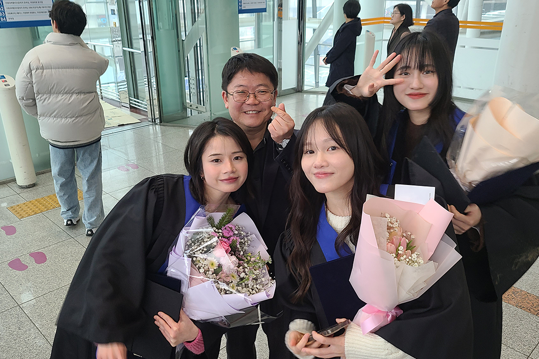 교수님과 함께 기념촬영