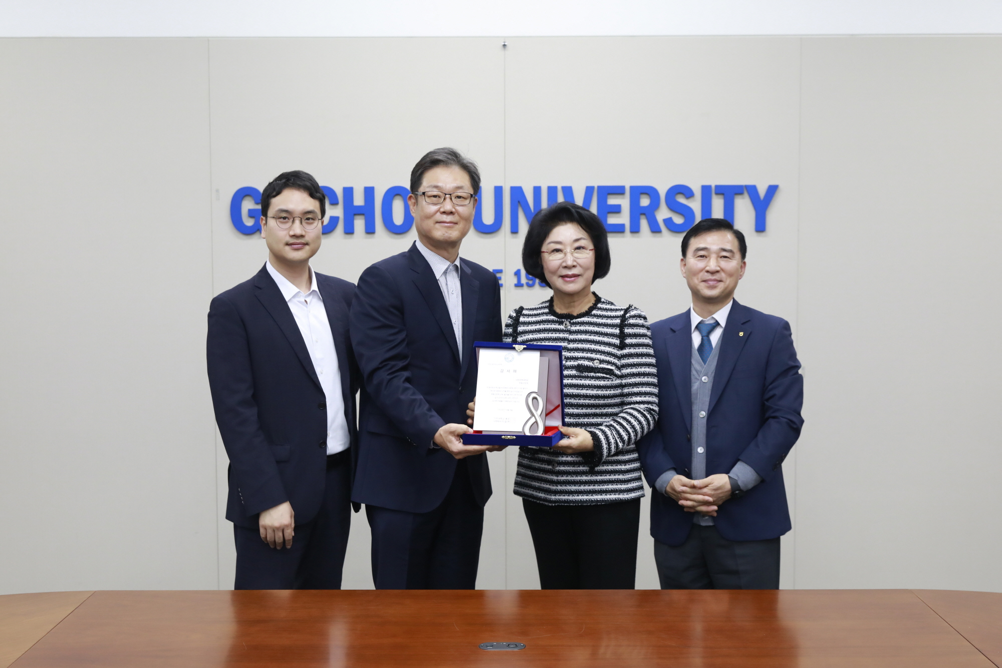 사회정책대학원 부동산정책 전공 원우회가 발전기금 1,000만원을 8일 대학 가천관에서 최미리 수석부총장에게 전달히고 기념사진을 촬영하고 있다.