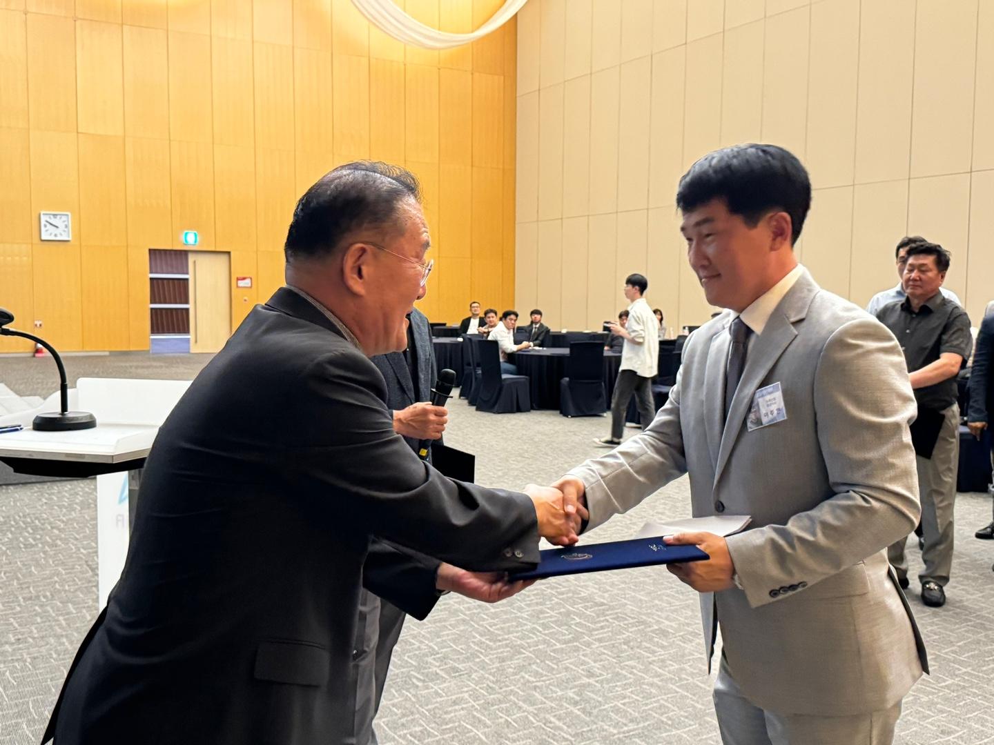 426fae48abac40008d4d3789dd8d420b-thumb(1500,20000).jpg 첨부 이미지