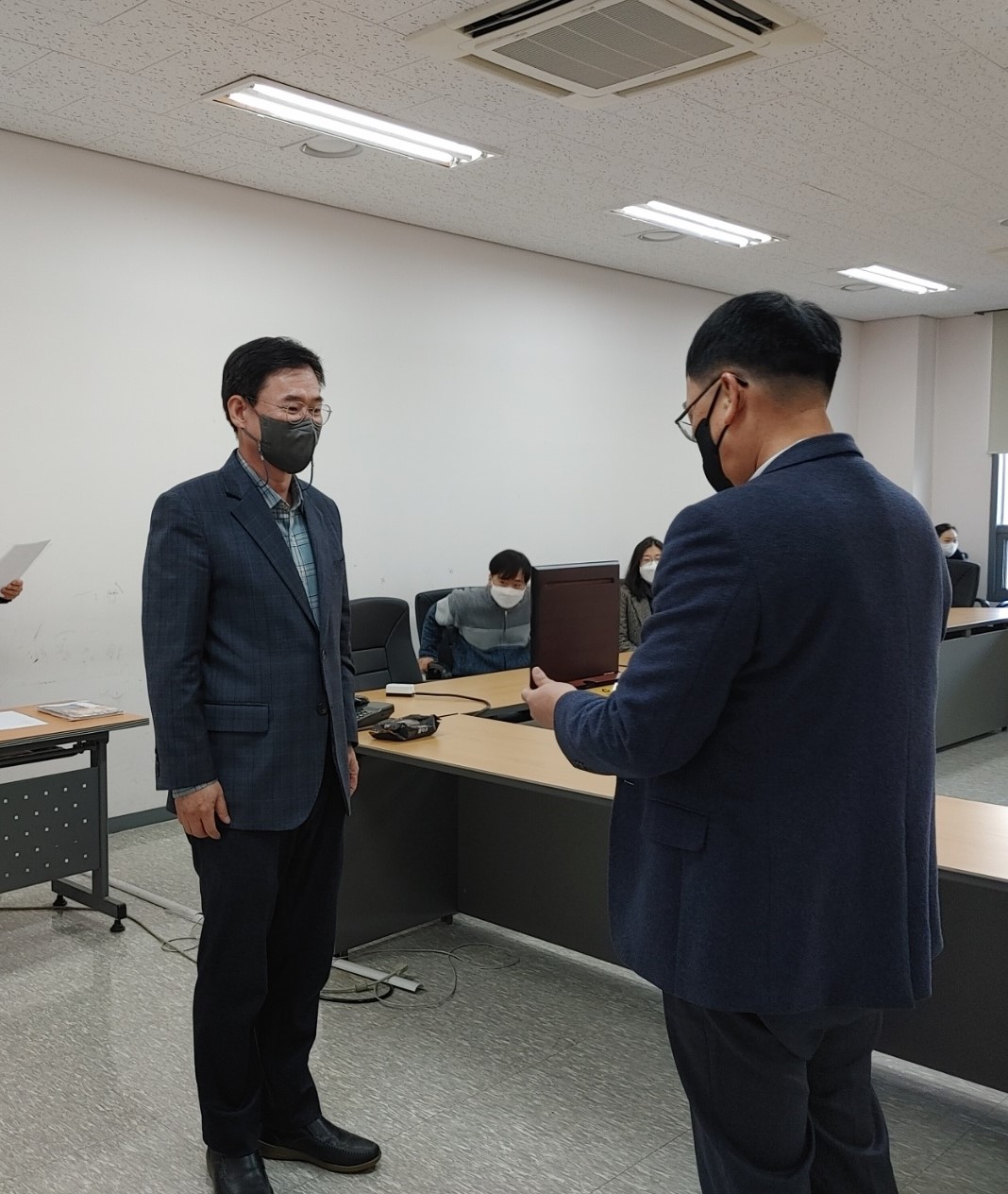 김환묵교수님퇴임식_상패전달 사진.jpg 첨부 이미지