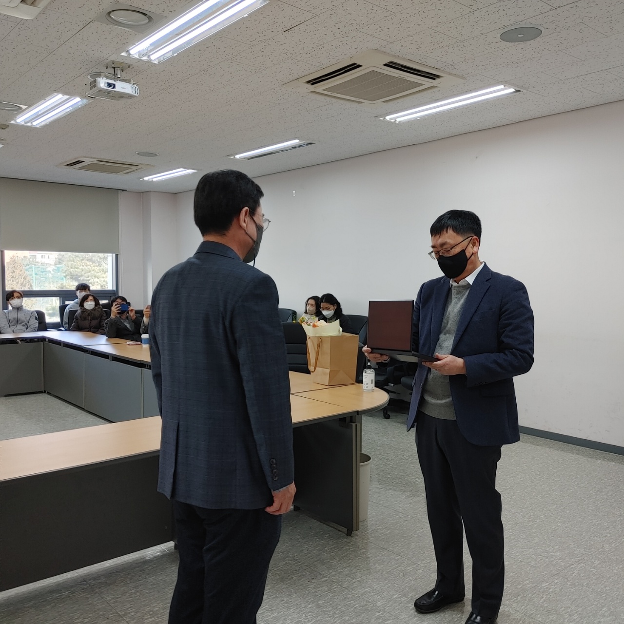 김환묵교수님퇴임식_상패전달 사진2.jpg 첨부 이미지