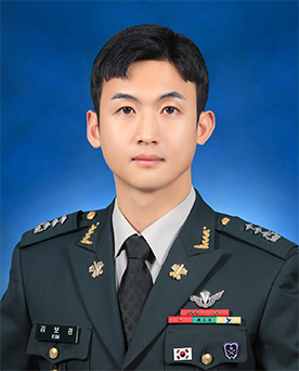 훈육관 대위 김보겸 이미지