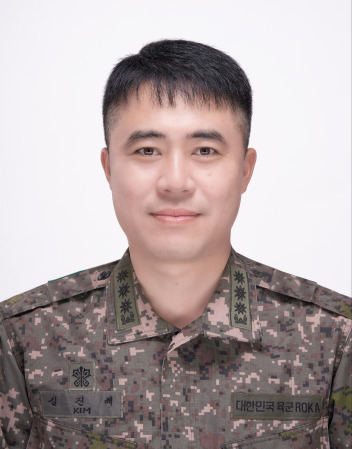 학생군사교육단장 대령 이태인